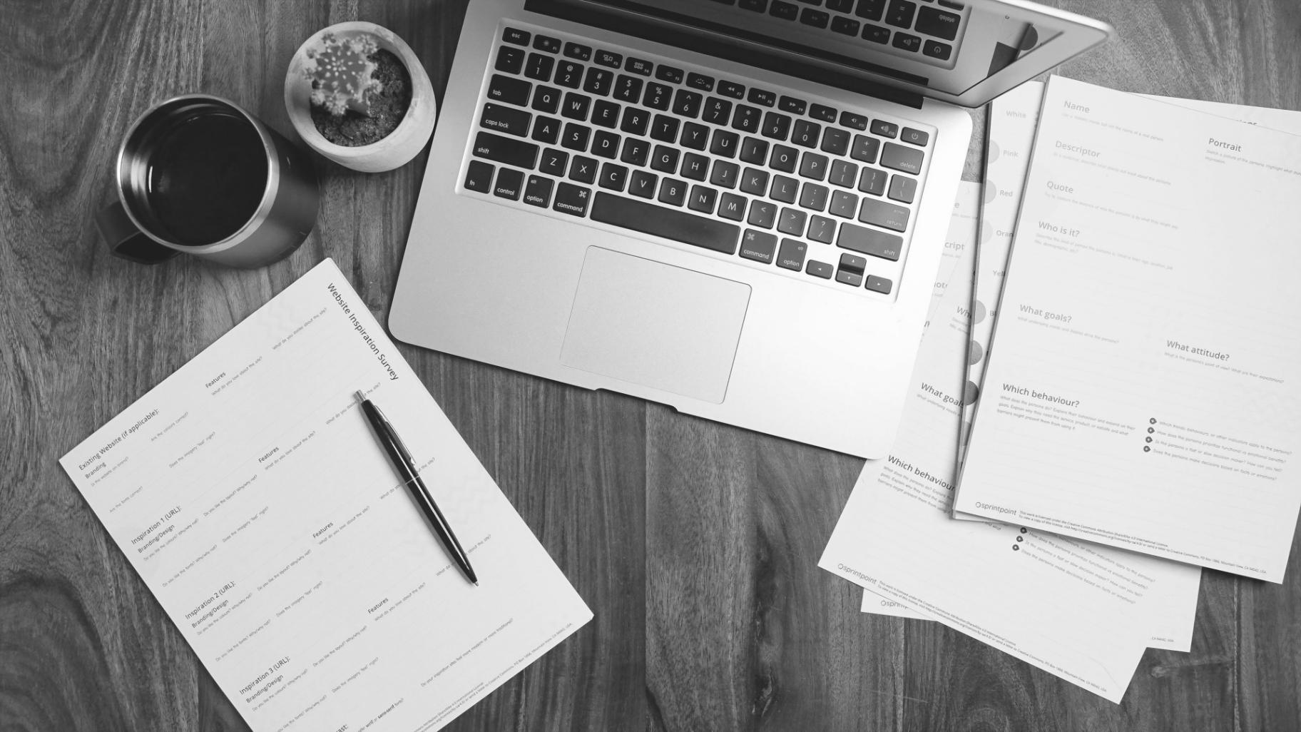Estudiantes trabajando con metodologías adaptativas en aula financiera