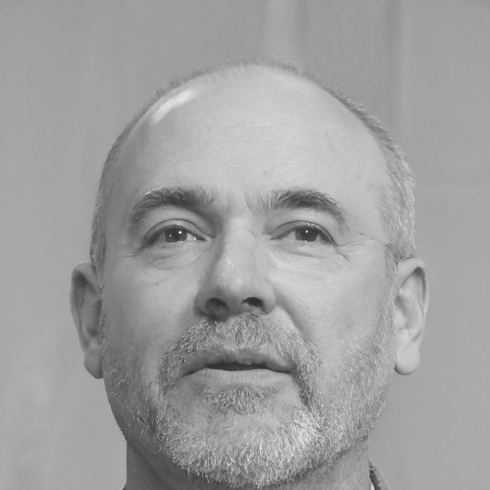 Retrato profesional de experto en finanzas corporativas